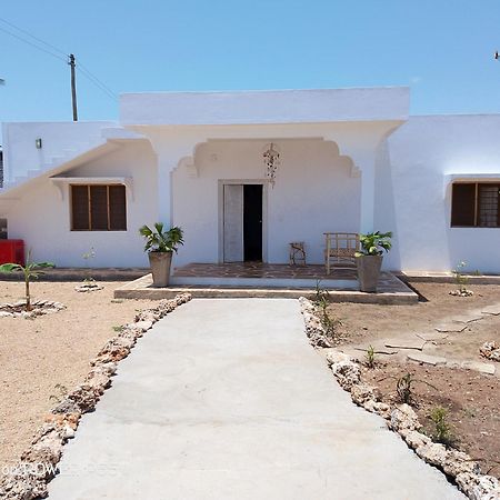Red Land House Bed & Breakfast Watamu Dış mekan fotoğraf