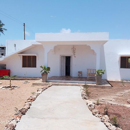 Red Land House Bed & Breakfast Watamu Dış mekan fotoğraf