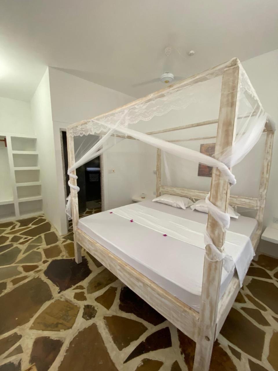 Red Land House Bed & Breakfast Watamu Dış mekan fotoğraf