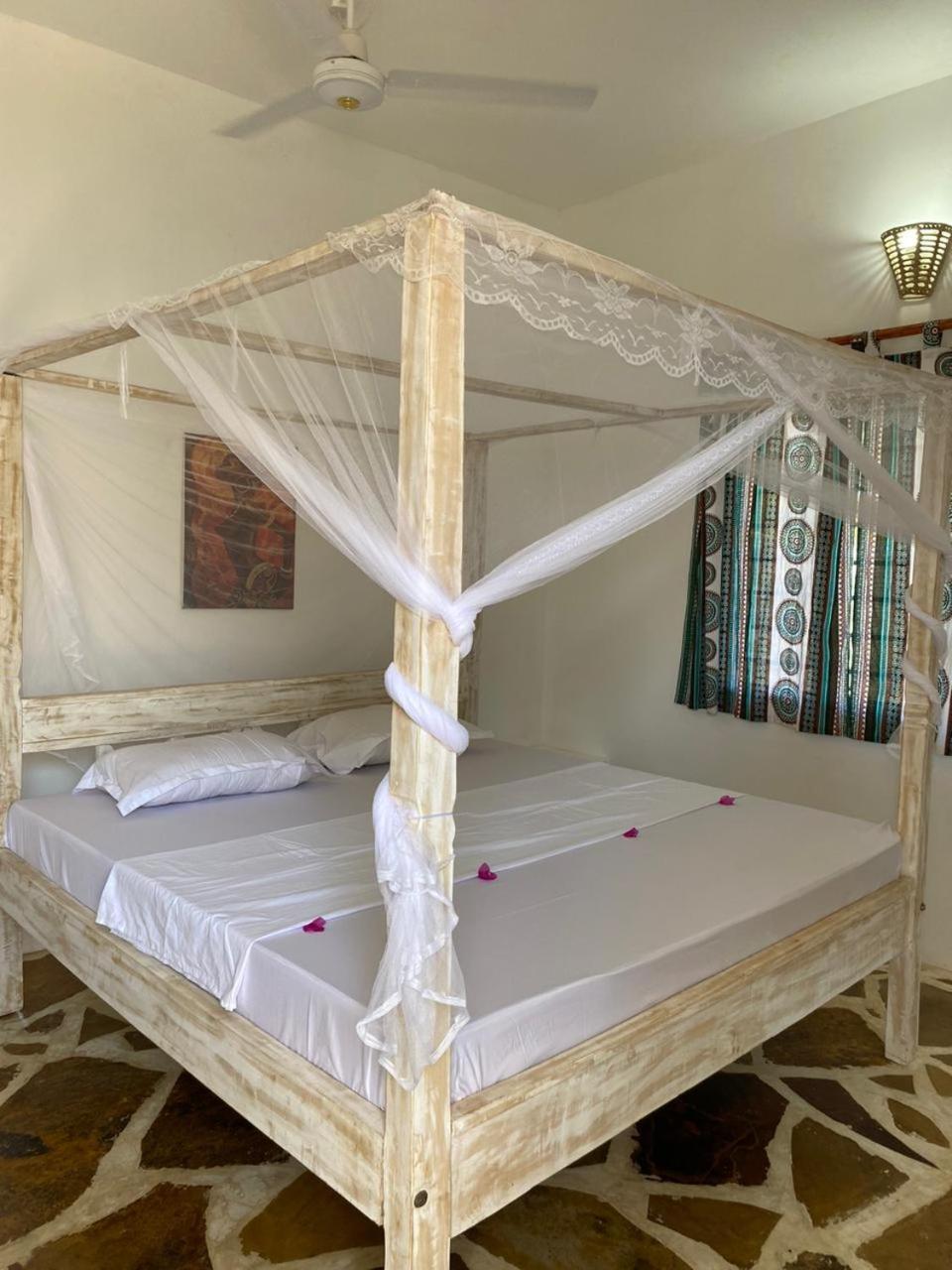 Red Land House Bed & Breakfast Watamu Dış mekan fotoğraf