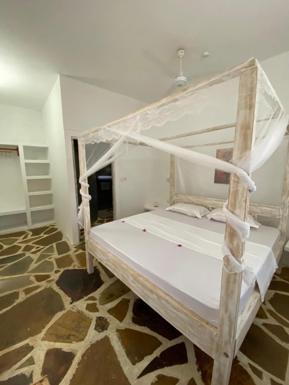 Red Land House Bed & Breakfast Watamu Dış mekan fotoğraf